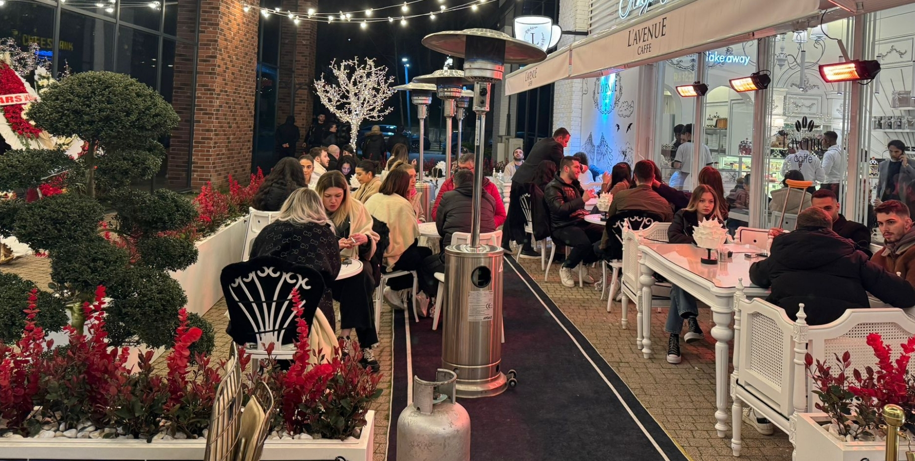 Kafe terasında sıralanmış piramit dış mekân ısıtıcıları