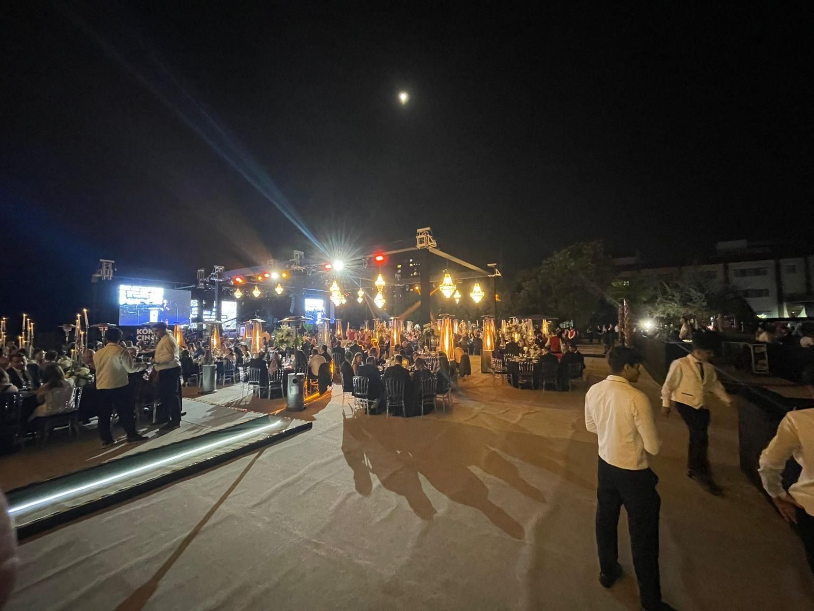 Gece düzenlenen açık hava davetinde çalışan dış mekân ısıtıcıları