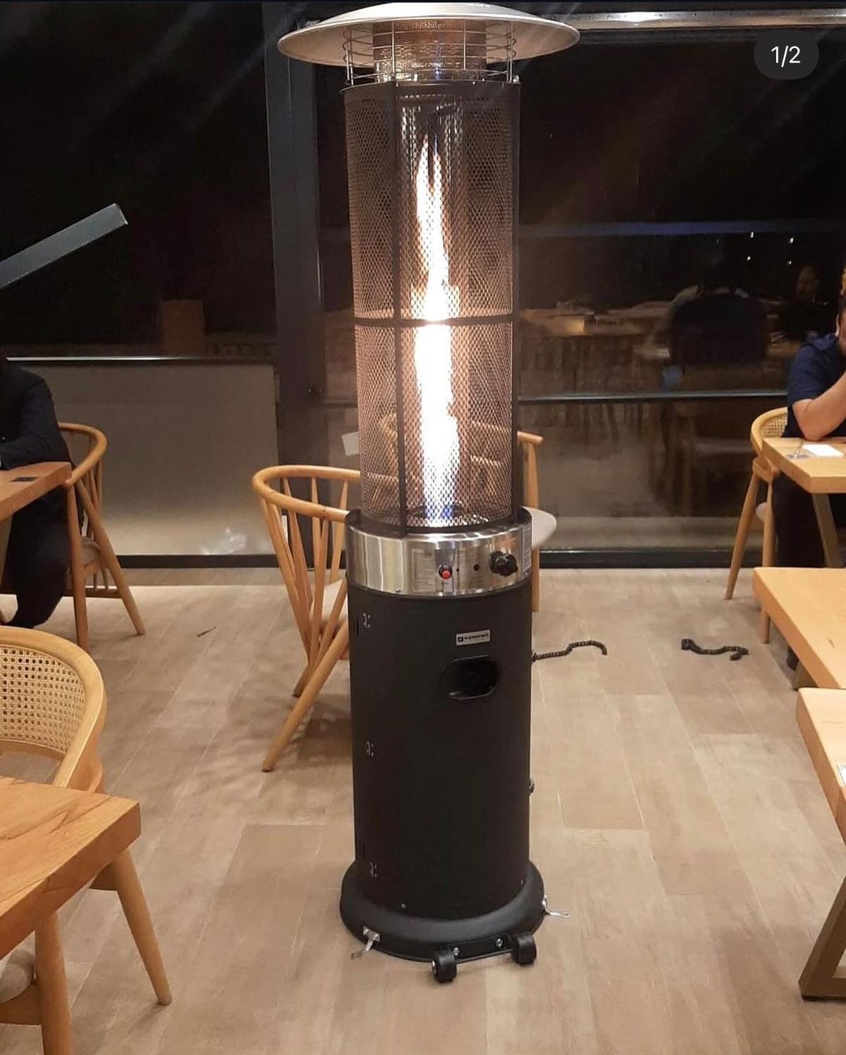 Kafe oturma alanında fener tipi gazlı ısıtıcı