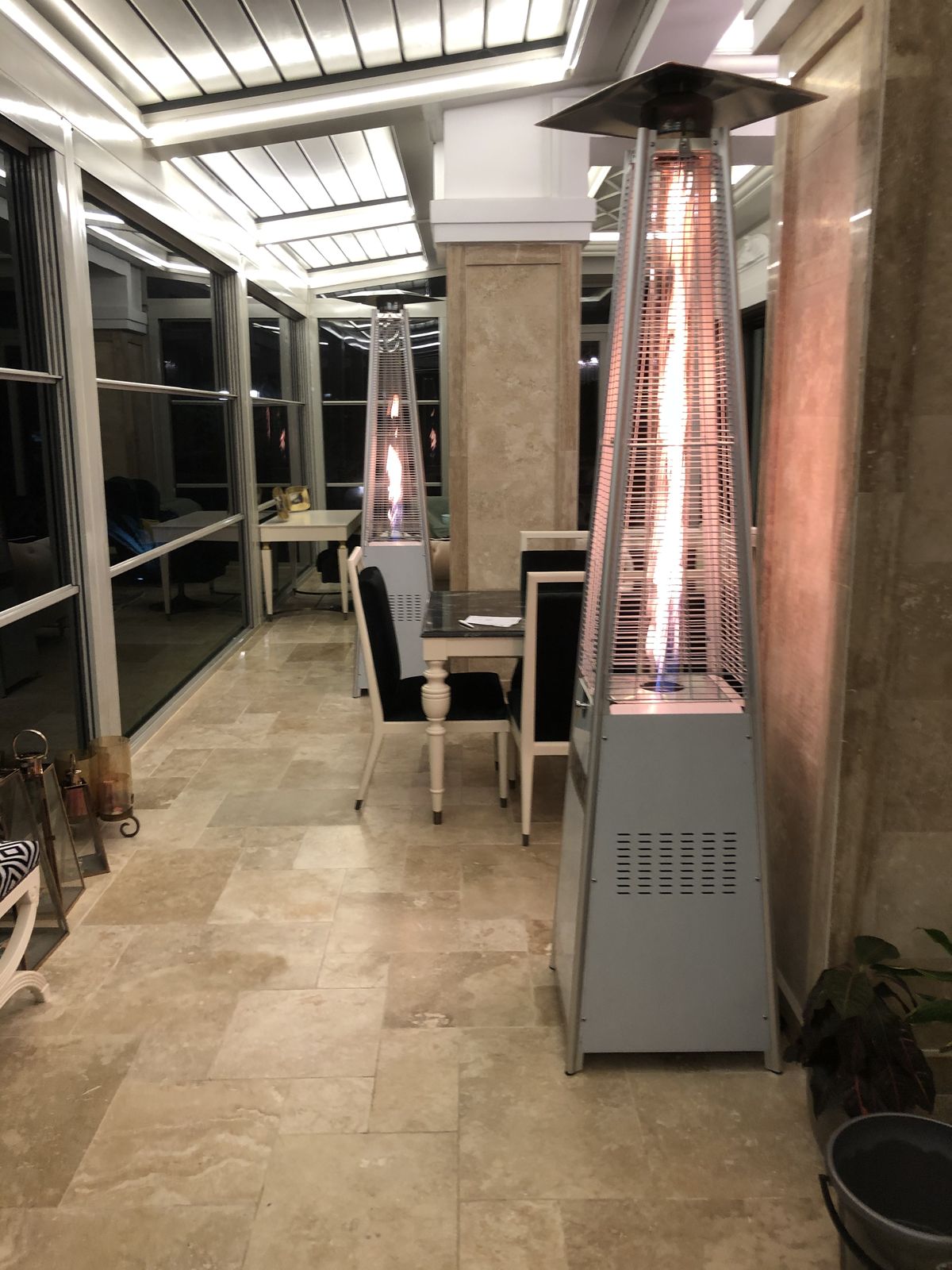 Kafe terasında yanan piramit gazlı dış mekân ısıtıcı