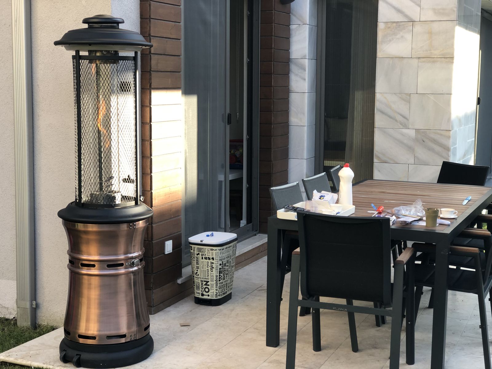 Restoran bahçesinde masaların yanında fener soba