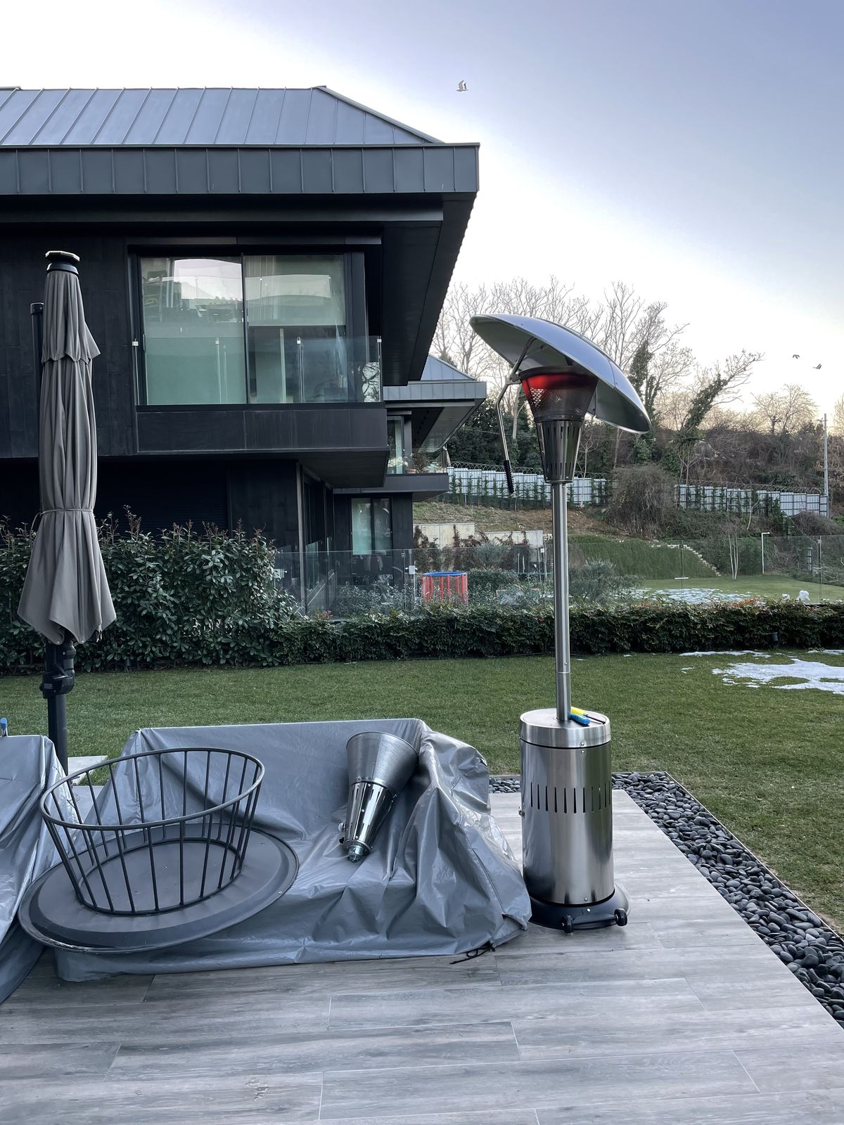 Villa bahçesinde mantar tipi dış mekân ısıtıcı
